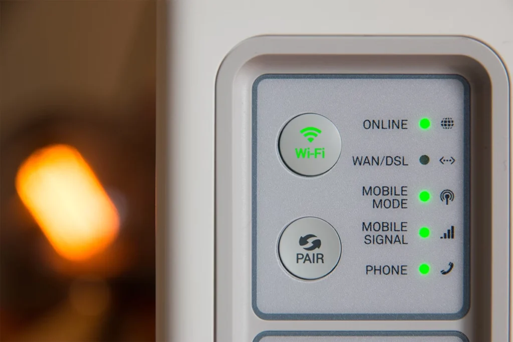 Internet und DSL - Online mit Topspeed - Abbildung eines Routers im Closeup mit den einzelnen LED-Anzeigen für den Online-Status