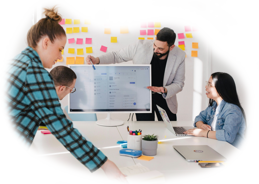 Ein Schulungsszenario auf dem jemand auf einem großen Monitor etwas erklärt.