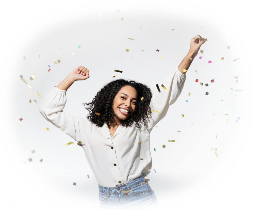 Fröhliche junge Frau, die mit Konfetti tanzt